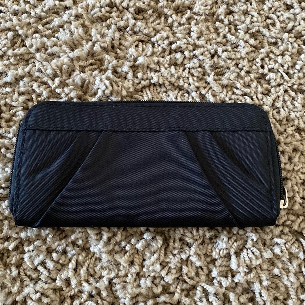 TRAVELON RFID Blocking Zip around travel Wallet‎ Nylon Black